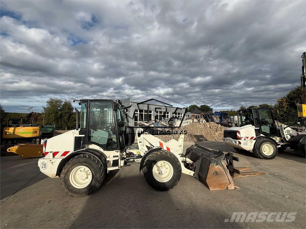 CAT 908M Фронтальні навантажувачі