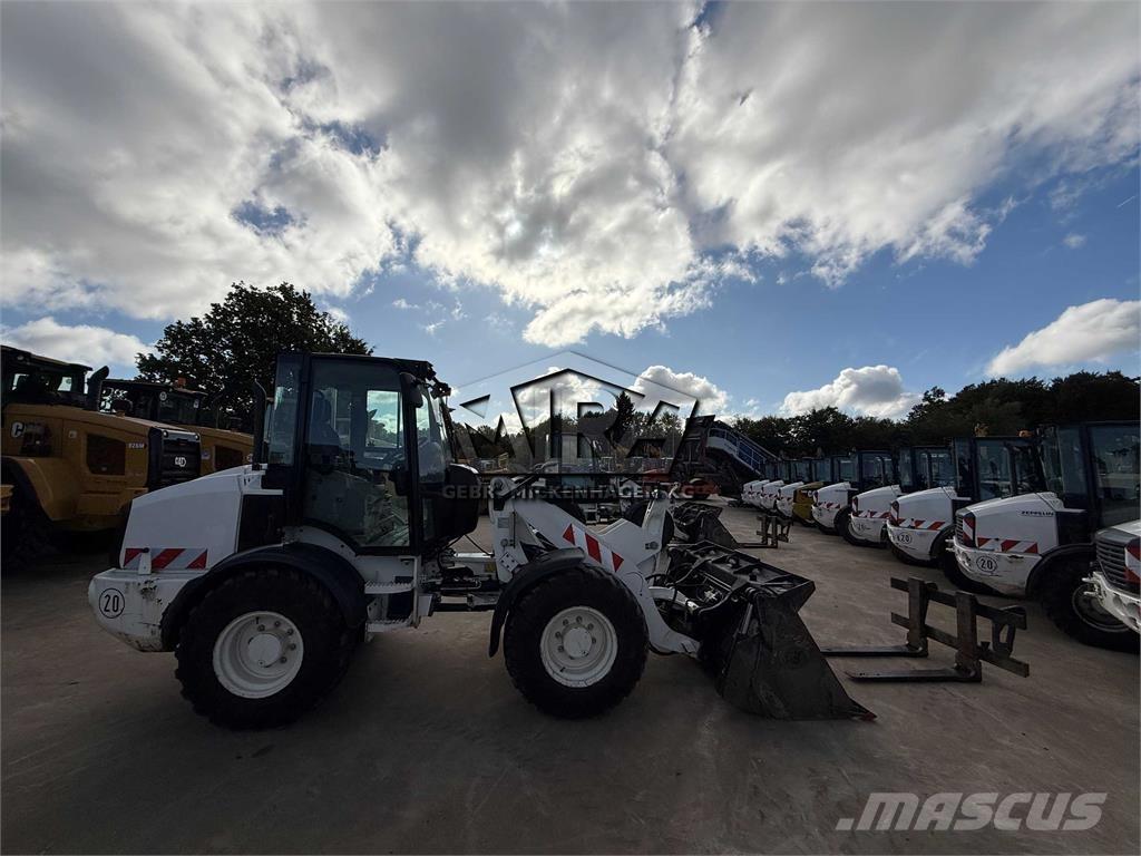 CAT 908M Фронтальні навантажувачі