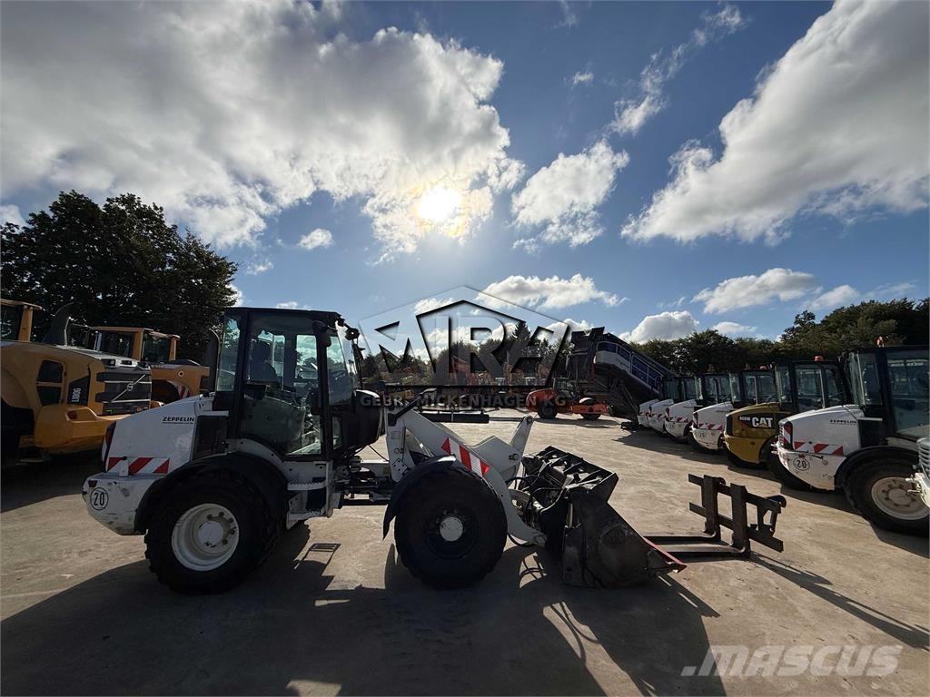 CAT 908M Фронтальні навантажувачі
