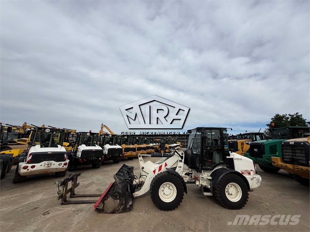 CAT 908M Фронтальні навантажувачі