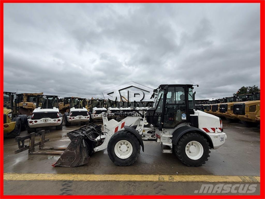 CAT 908M Фронтальні навантажувачі