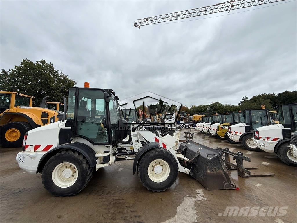 CAT 908M Фронтальні навантажувачі