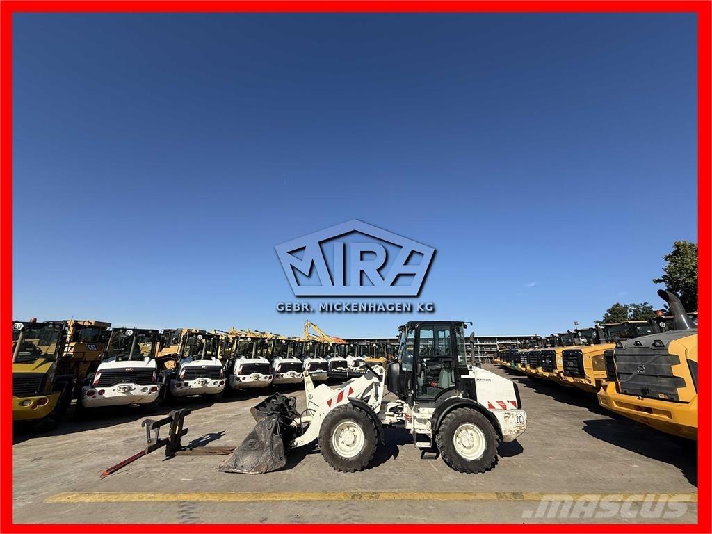 CAT 908M Фронтальні навантажувачі
