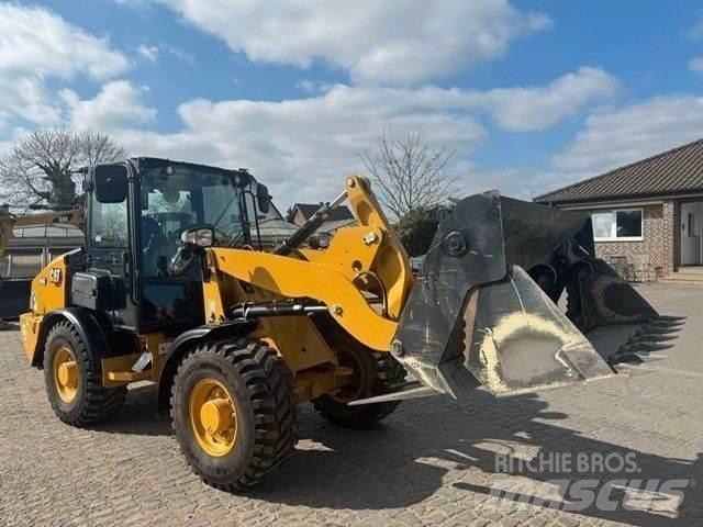 CAT 906 Фронтальні навантажувачі
