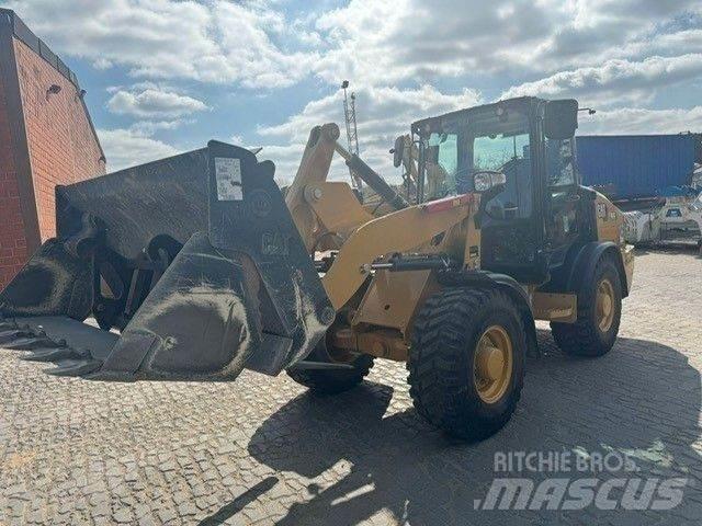 CAT 906 Фронтальні навантажувачі