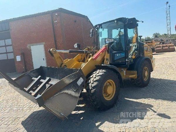 CAT 906 Фронтальні навантажувачі
