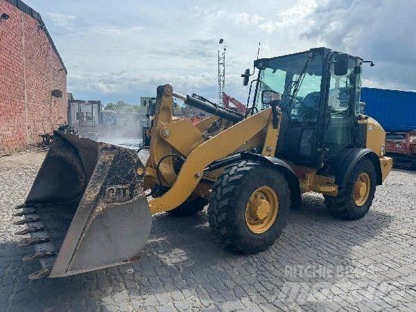 CAT 906M Фронтальні навантажувачі