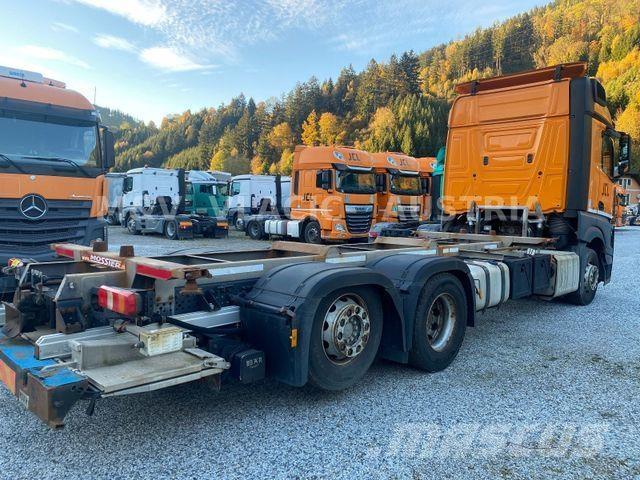 Mercedes-Benz 2542 Шасі з кабіною