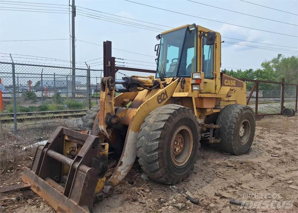 CASE 621 Фронтальні навантажувачі