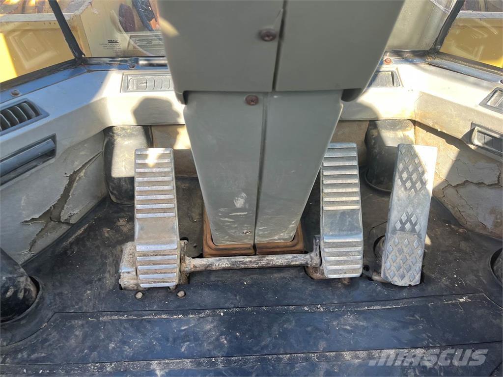 CASE 821C Фронтальні навантажувачі