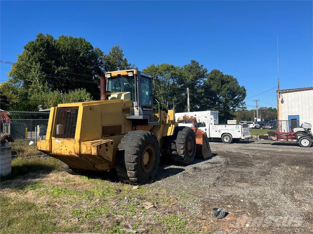 CASE 821C Фронтальні навантажувачі