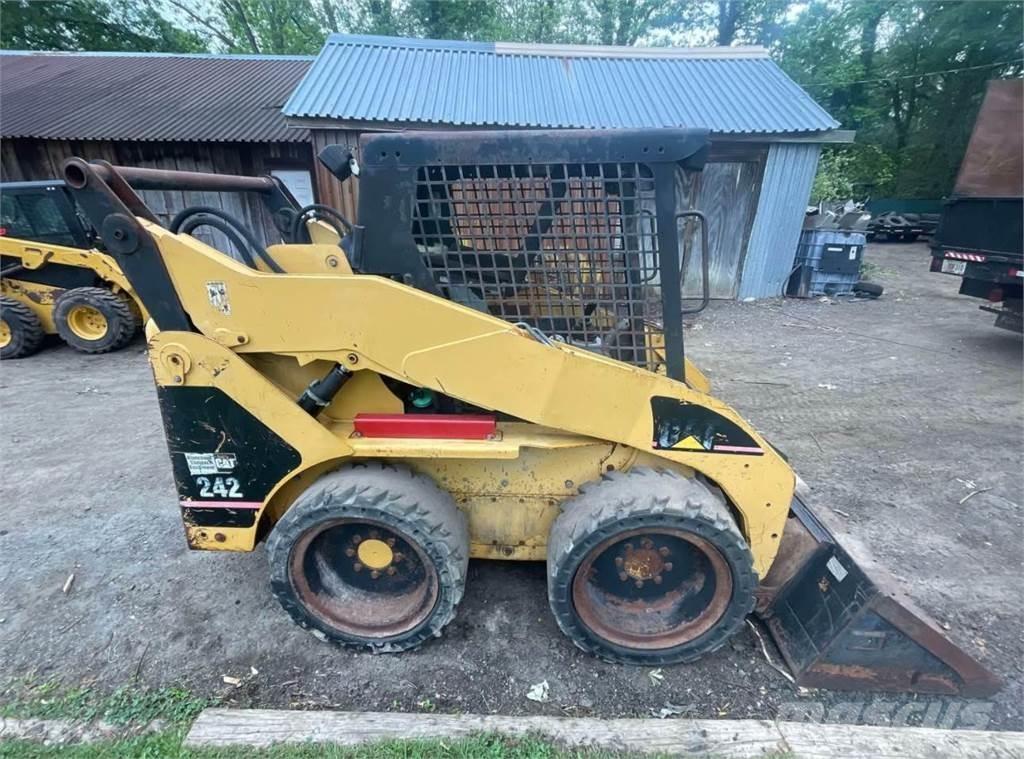 CAT 242 Міні-навантажувачі