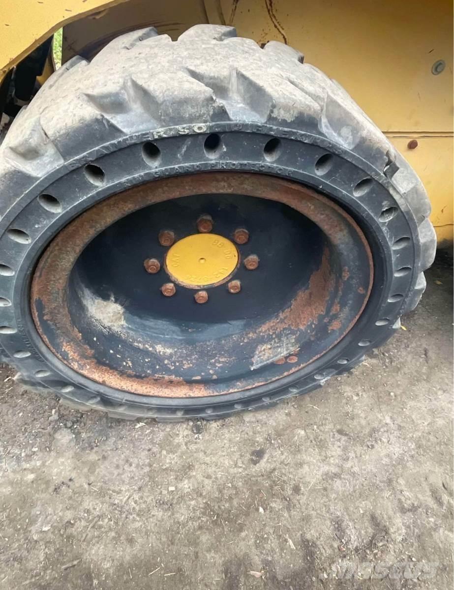 CAT 242 Міні-навантажувачі