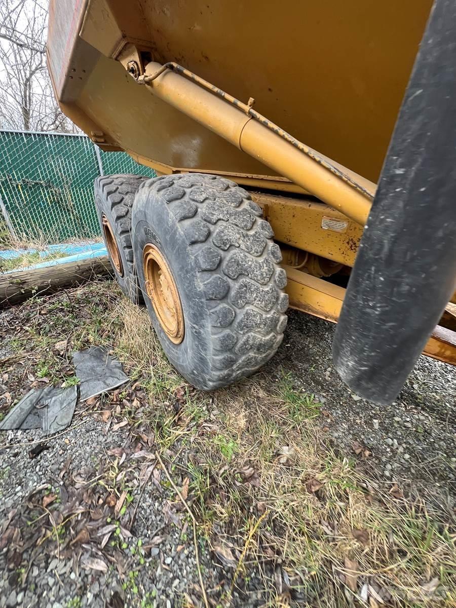 CAT 730 Зчленовані самоскиди