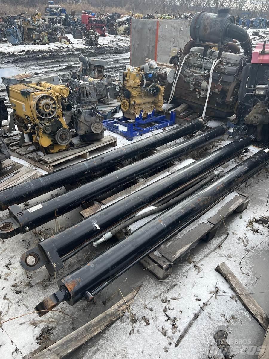 CAT 740B Запчастини для кранів