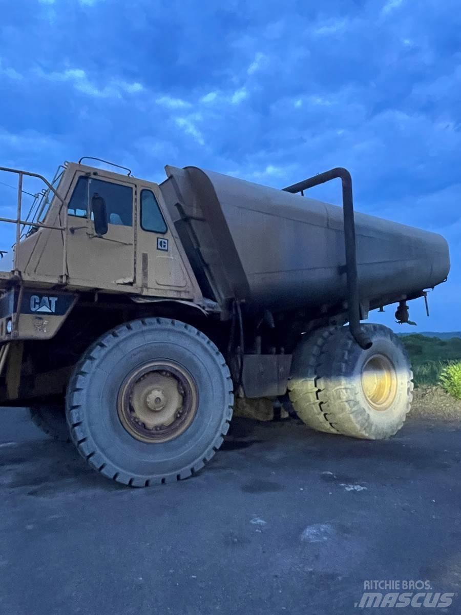 CAT 773B Вантажівки-цистерни