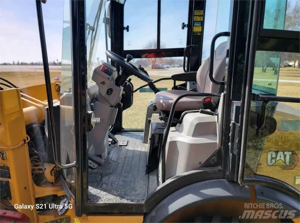 CAT 903D Фронтальні навантажувачі