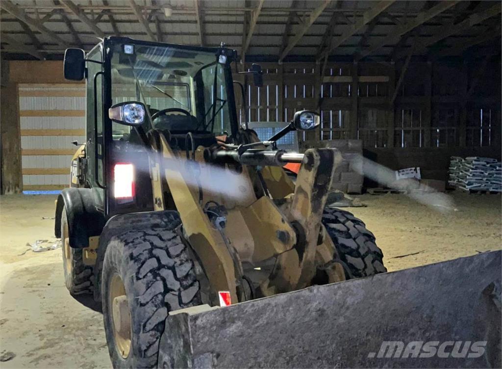 CAT 906H Фронтальні навантажувачі