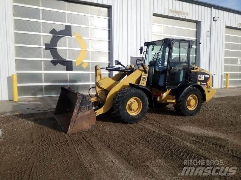 CAT 906M Фронтальні навантажувачі