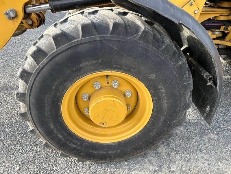 CAT 906M Фронтальні навантажувачі