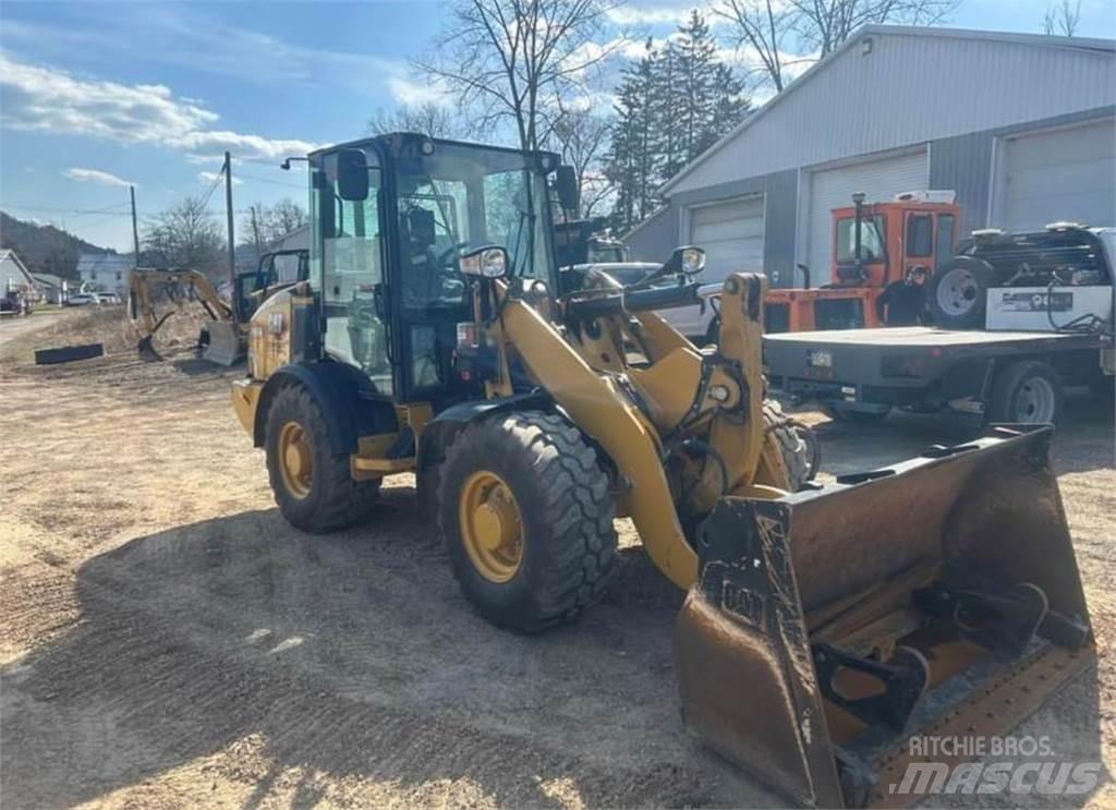 CAT 906M Фронтальні навантажувачі