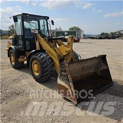 CAT 906M Фронтальні навантажувачі