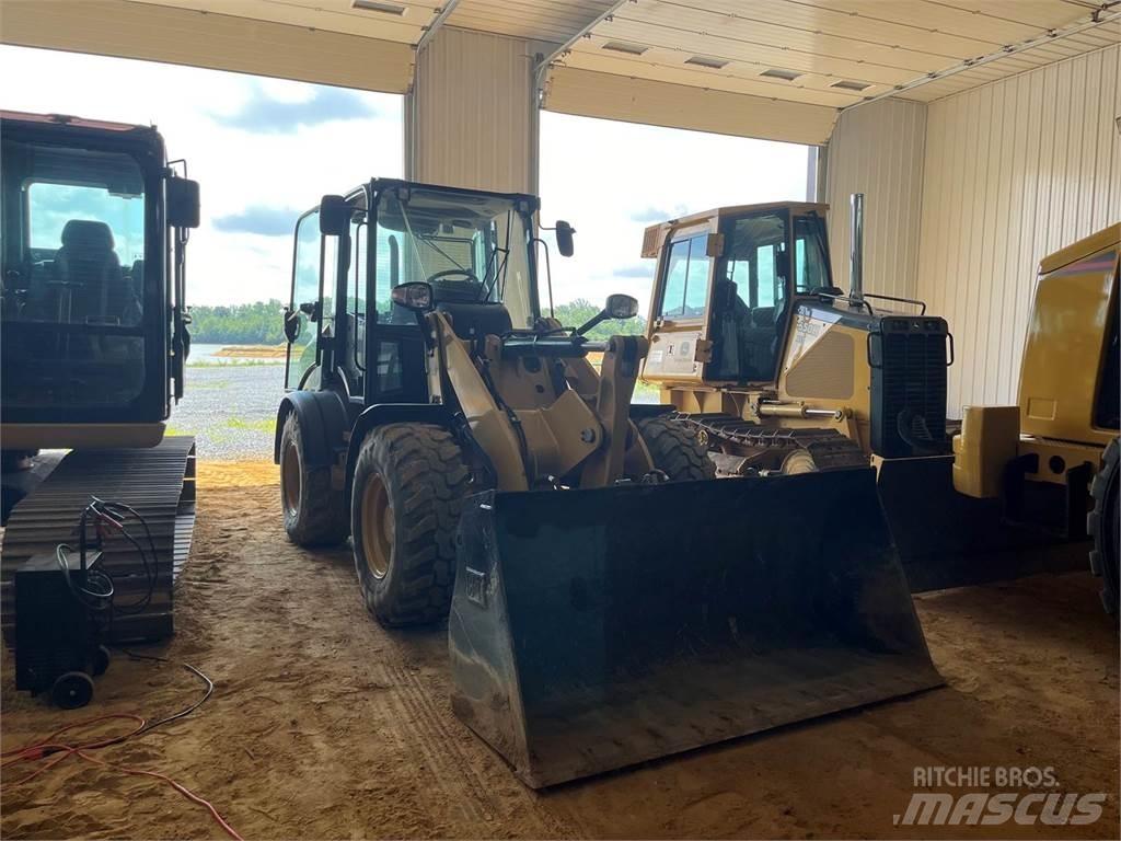 CAT 908M Фронтальні навантажувачі