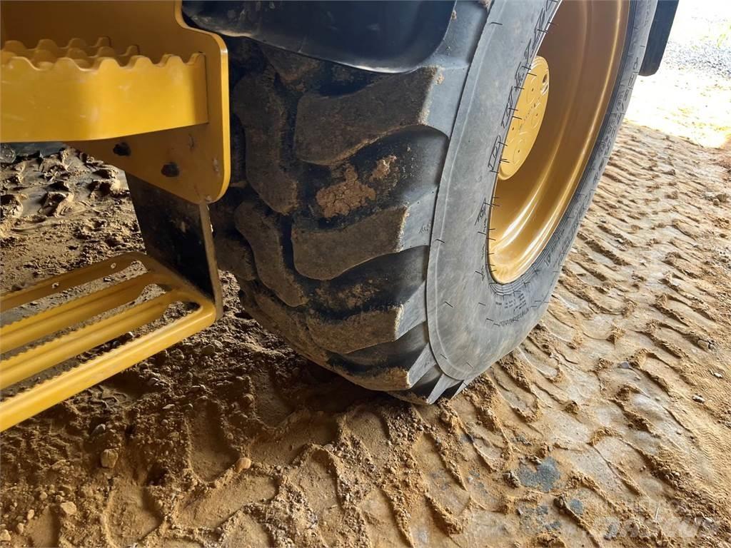 CAT 908M Фронтальні навантажувачі