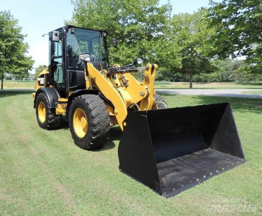 CAT 908M Фронтальні навантажувачі