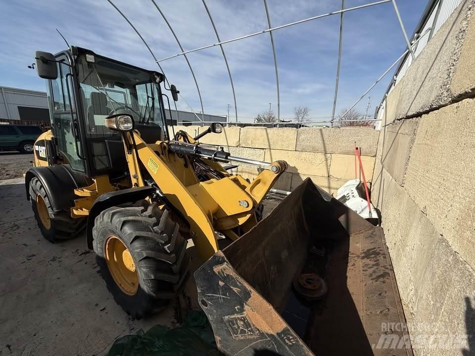 CAT 908M Фронтальні навантажувачі