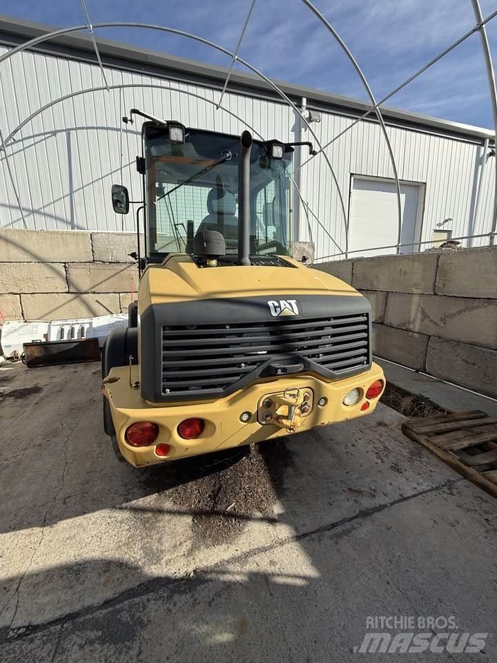 CAT 908M Фронтальні навантажувачі