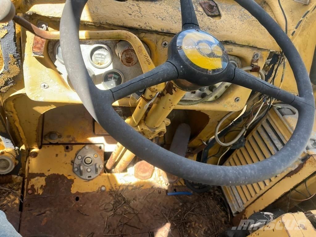 CAT 922B Фронтальні навантажувачі