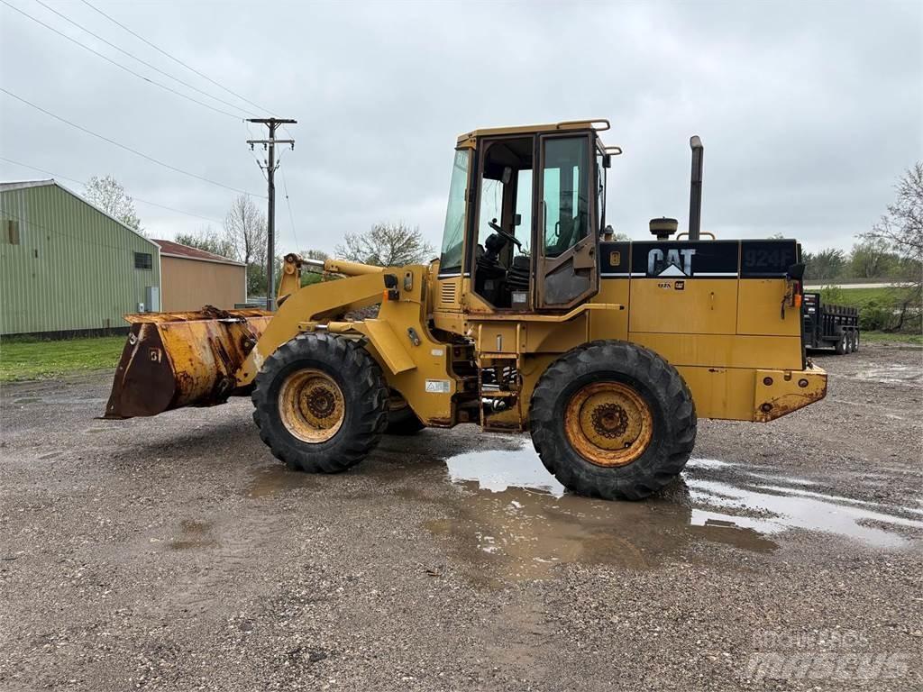 CAT 924F Фронтальні навантажувачі