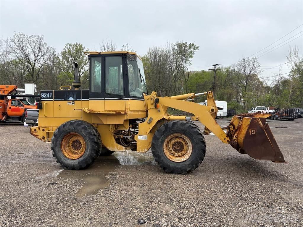CAT 924F Фронтальні навантажувачі