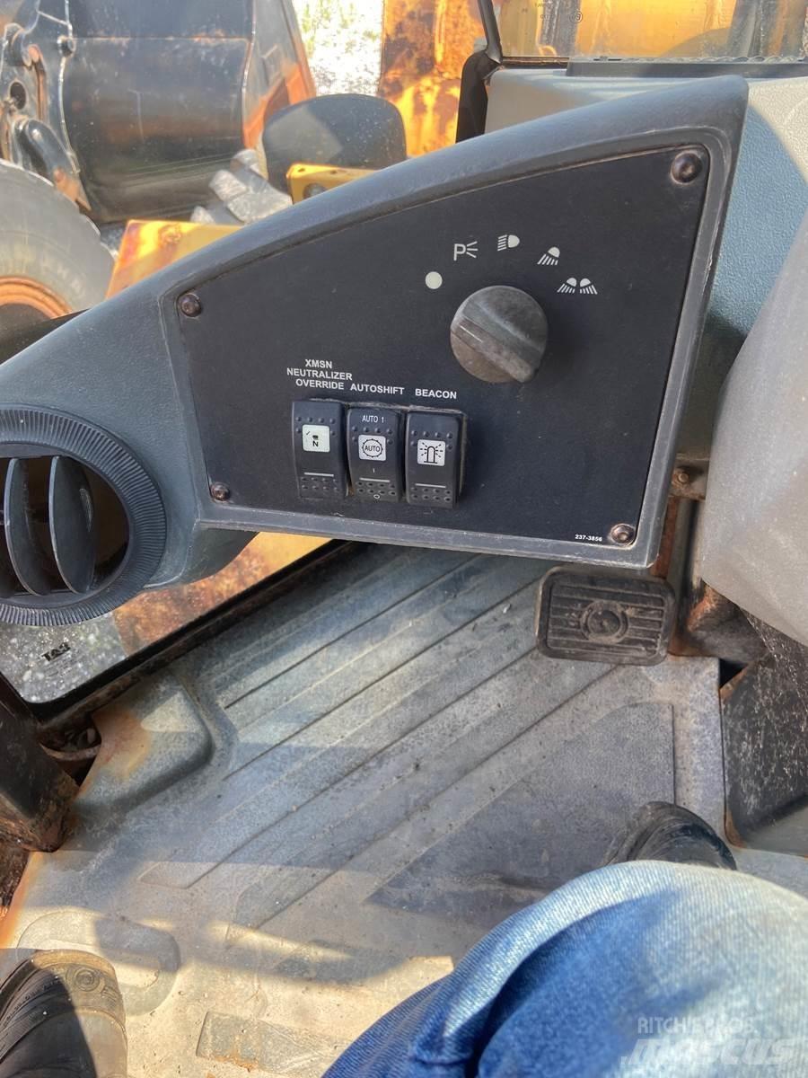 CAT 930G Фронтальні навантажувачі