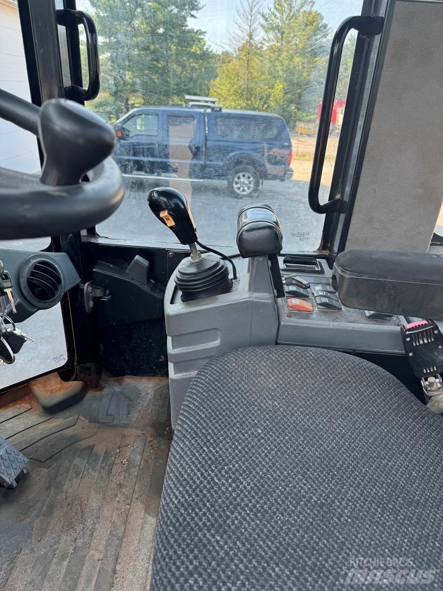 CAT 930G Фронтальні навантажувачі