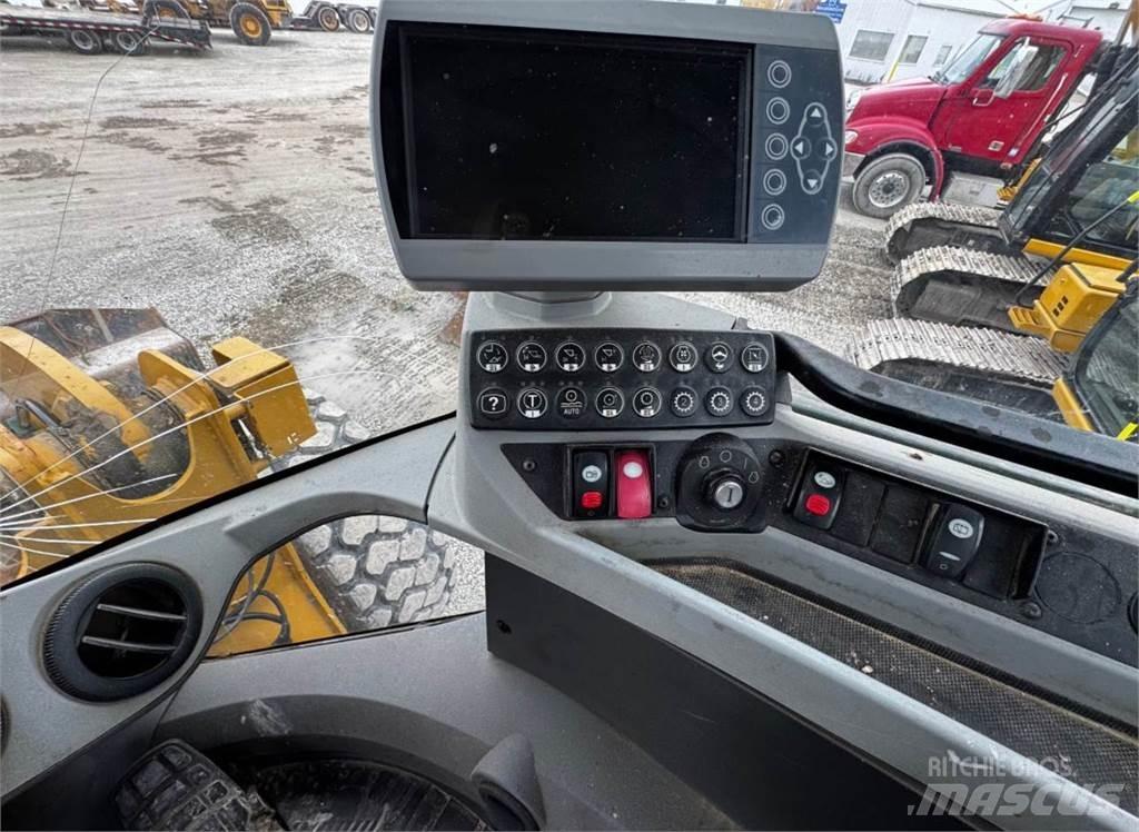 CAT 930K Фронтальні навантажувачі