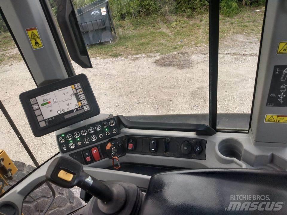 CAT 930M Фронтальні навантажувачі