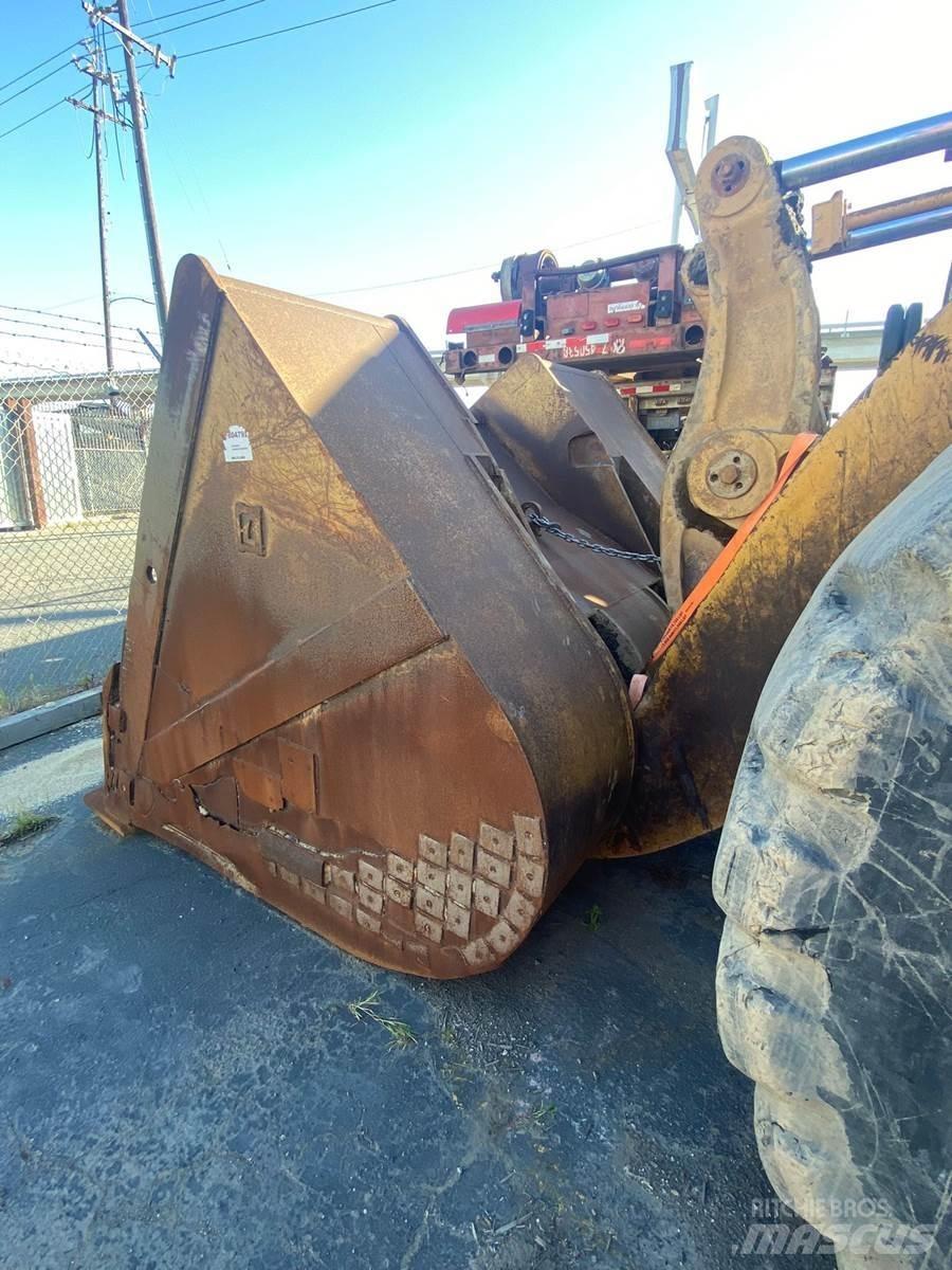 CAT 988F Фронтальні навантажувачі
