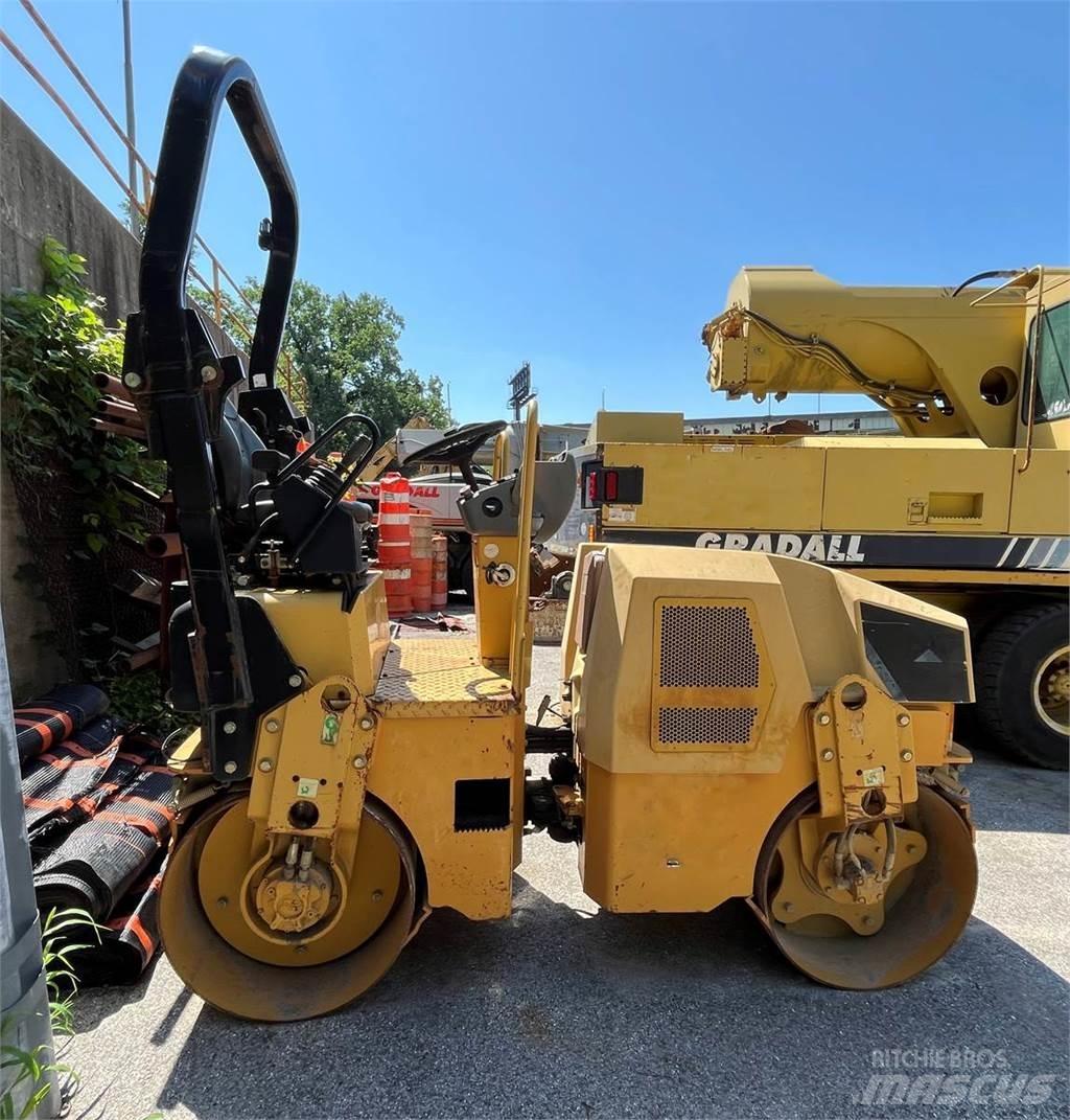 CAT CB22 Грунтові котки