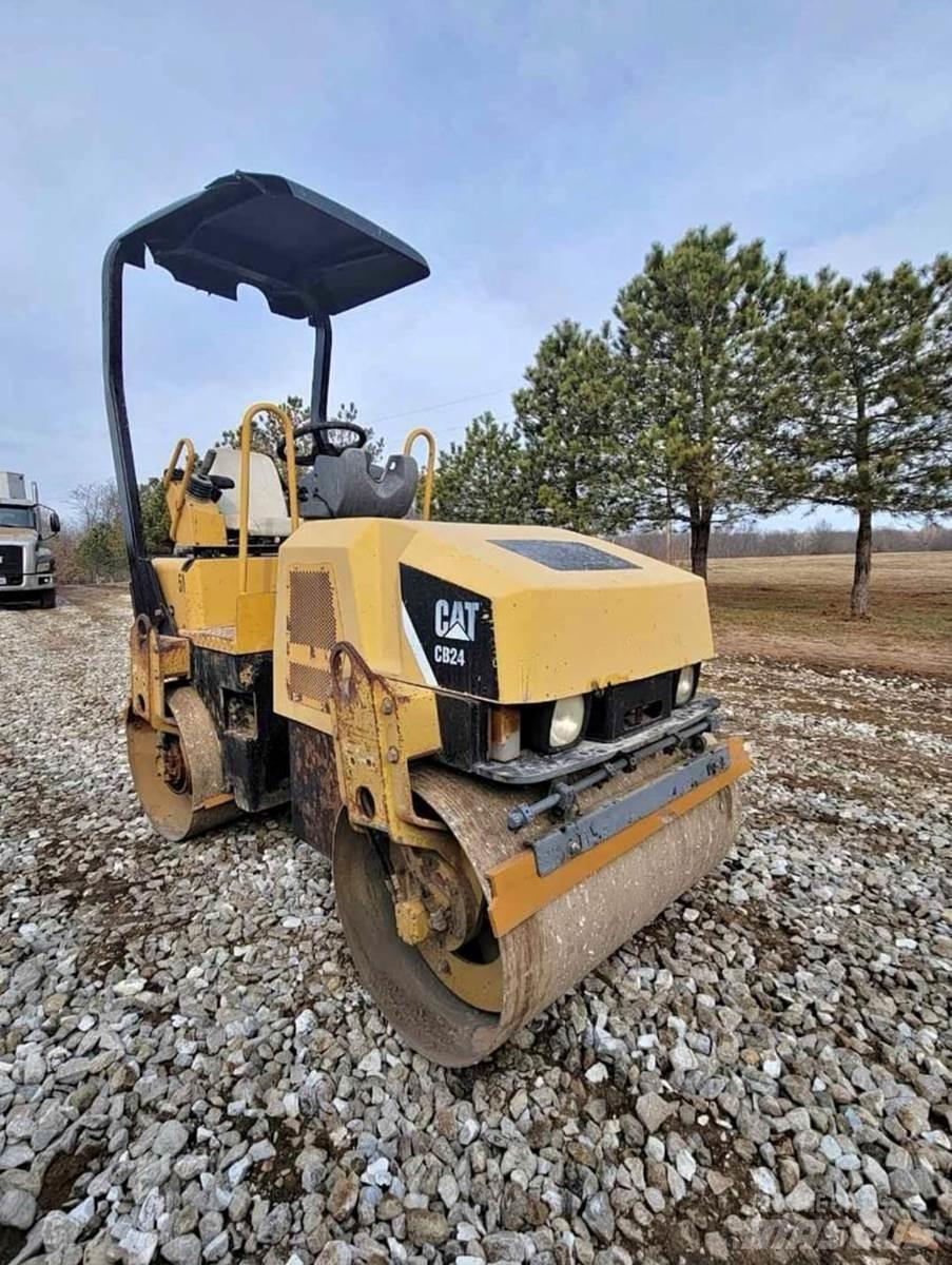 CAT CB24 Грунтові котки
