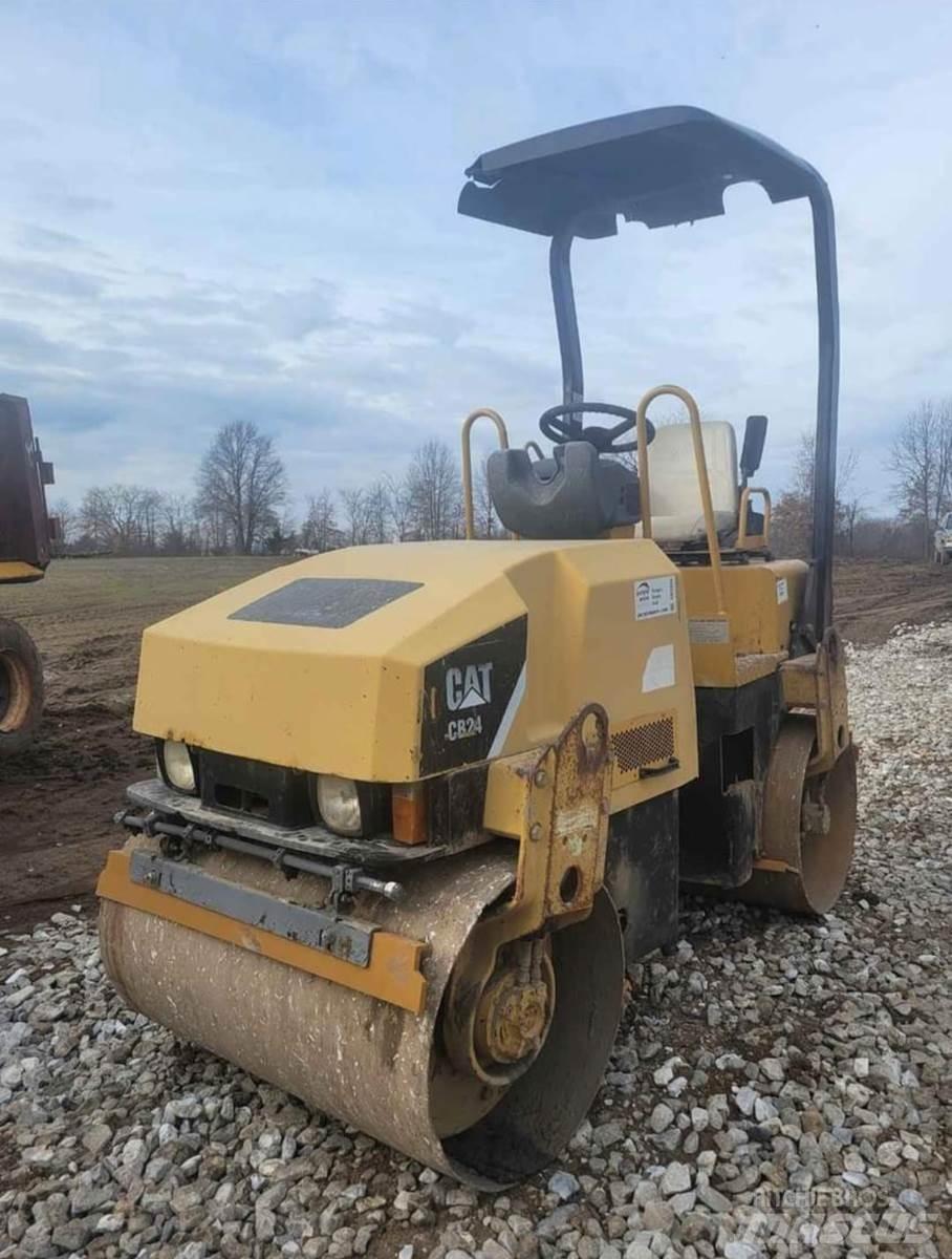 CAT CB24 Грунтові котки