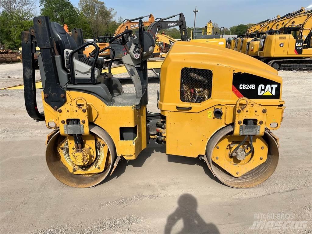 CAT CB24B Грунтові котки