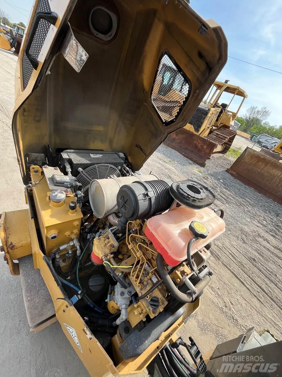 CAT CB24B Грунтові котки