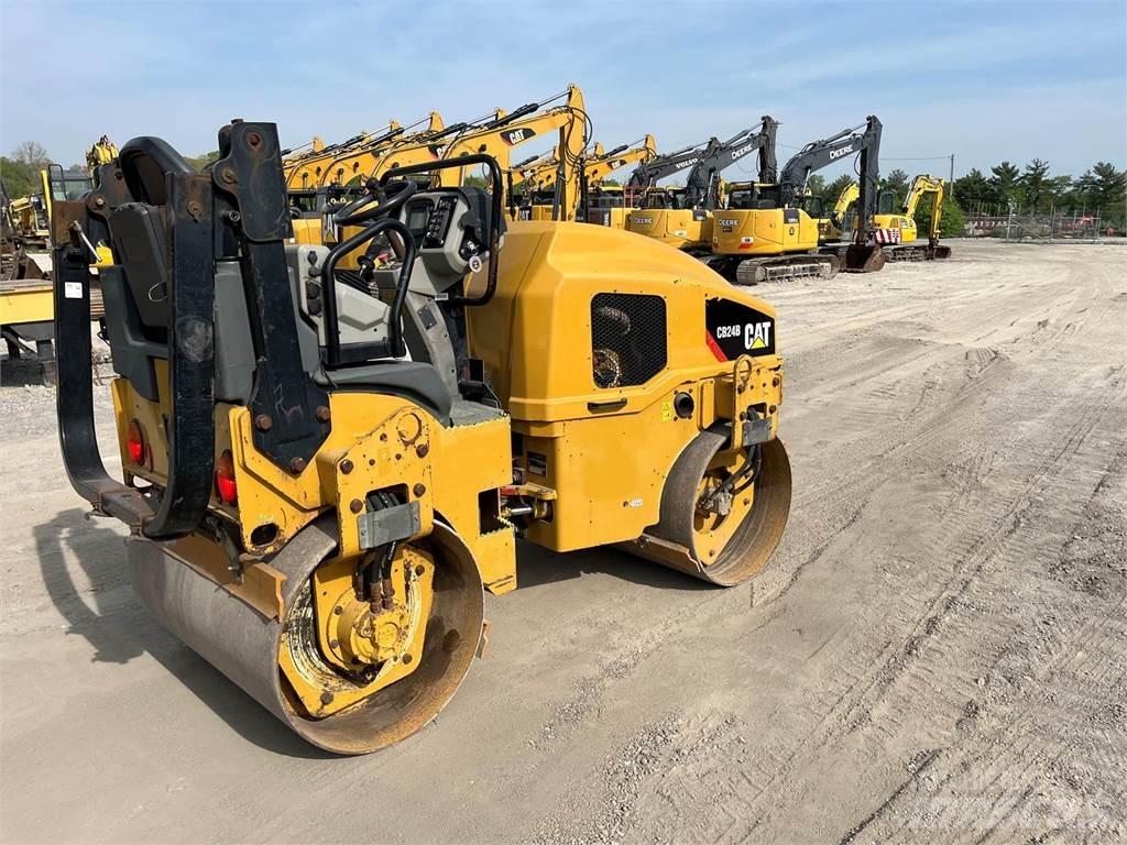 CAT CB24B Грунтові котки