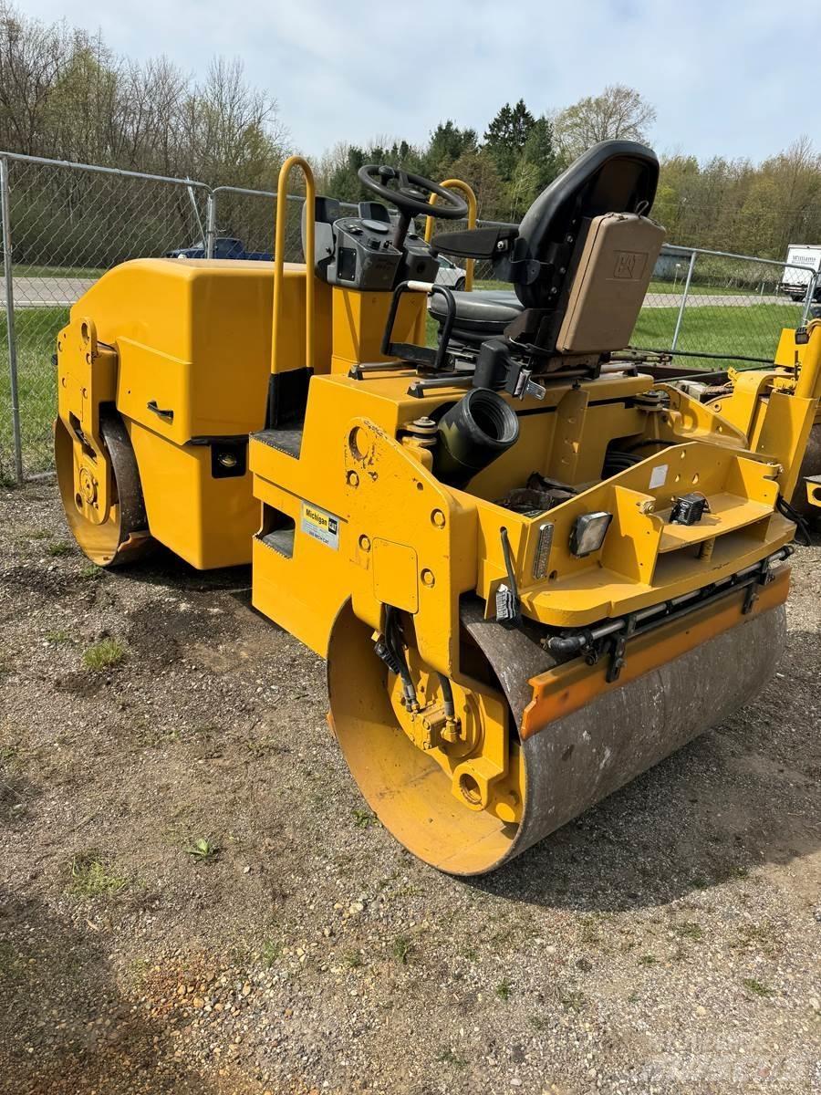 CAT CB34 Асфальтовкладачі