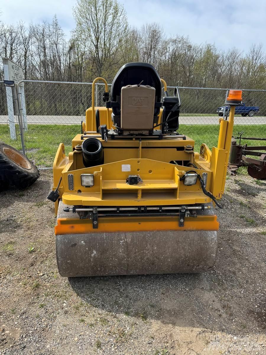 CAT CB34 Асфальтовкладачі