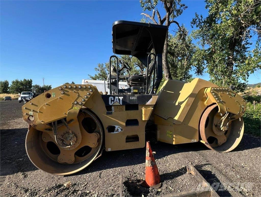 CAT CB54 Грунтові котки