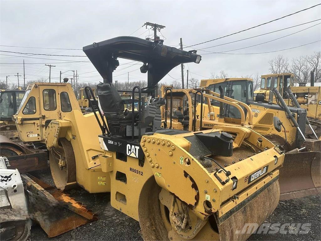 CAT CB54 Грунтові котки