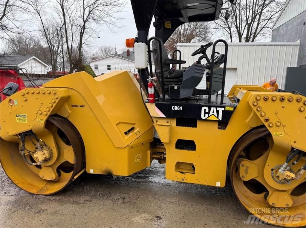 CAT CB64 Грунтові котки